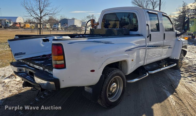 image for item ES2670 2004 Chevrolet C4500 Crew Cab pickup truck