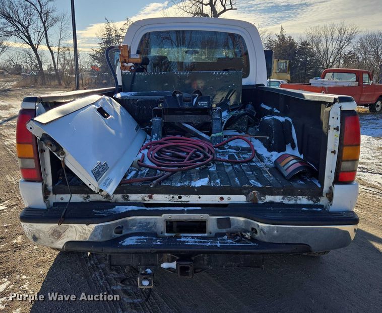 image for item ES2670 2004 Chevrolet C4500 Crew Cab pickup truck