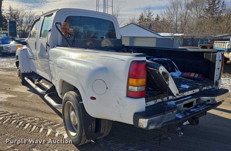 image for item ES2670 2004 Chevrolet C4500 Crew Cab pickup truck