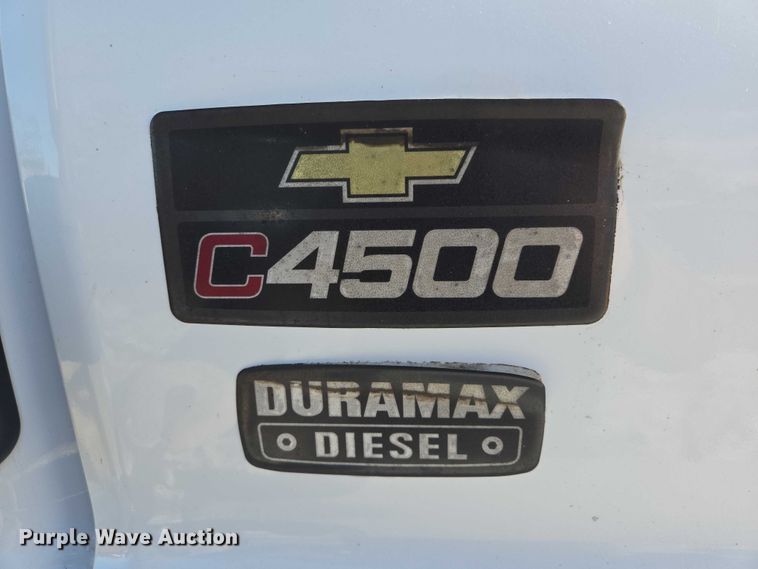image for item ES2670 2004 Chevrolet C4500 Crew Cab pickup truck
