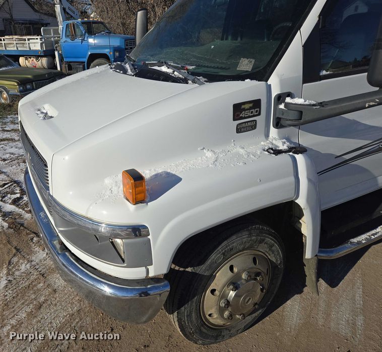 image for item ES2670 2004 Chevrolet C4500 Crew Cab pickup truck
