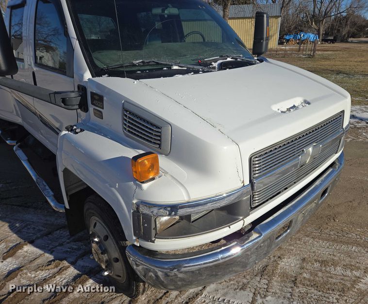 image for item ES2670 2004 Chevrolet C4500 Crew Cab pickup truck