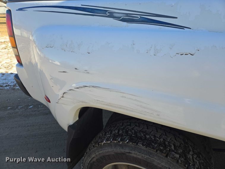 image for item ES2670 2004 Chevrolet C4500 Crew Cab pickup truck