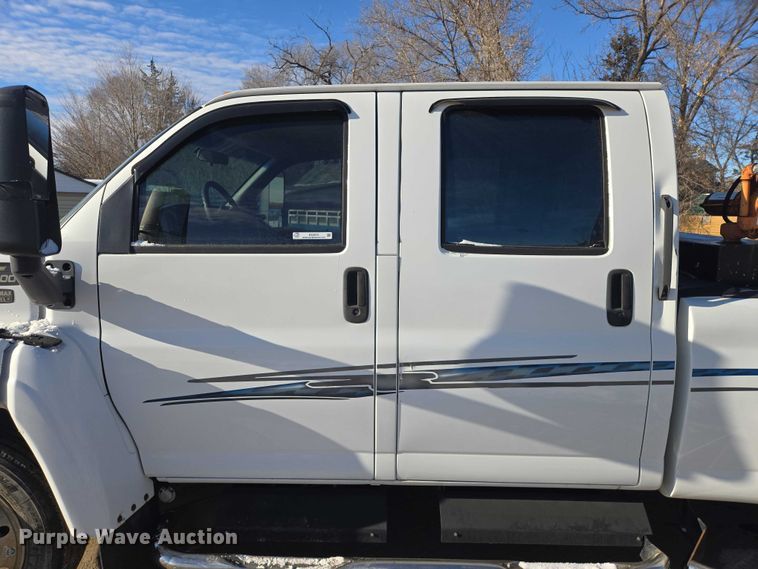 image for item ES2670 2004 Chevrolet C4500 Crew Cab pickup truck