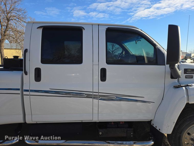 image for item ES2670 2004 Chevrolet C4500 Crew Cab pickup truck