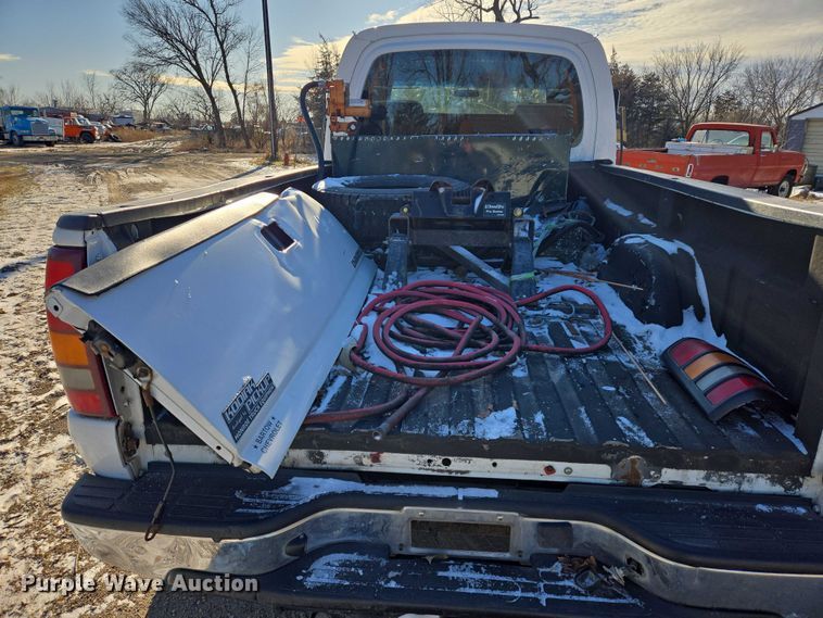 image for item ES2670 2004 Chevrolet C4500 Crew Cab pickup truck