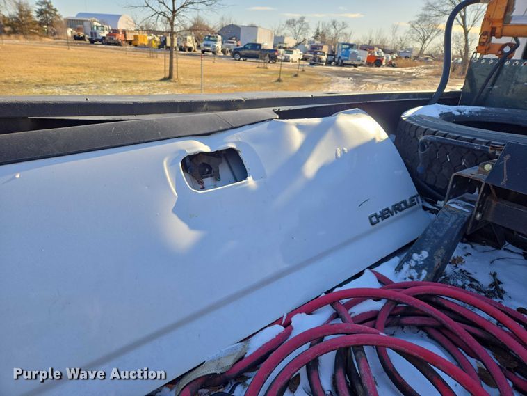 image for item ES2670 2004 Chevrolet C4500 Crew Cab pickup truck