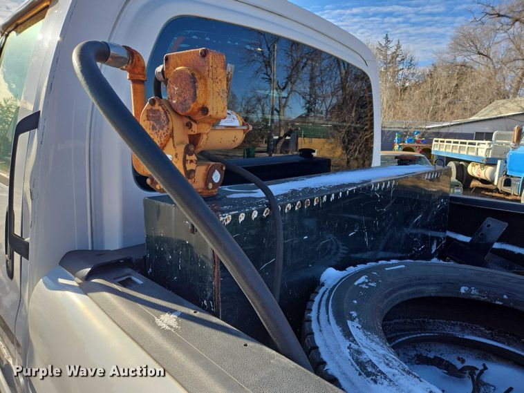 image for item ES2670 2004 Chevrolet C4500 Crew Cab pickup truck