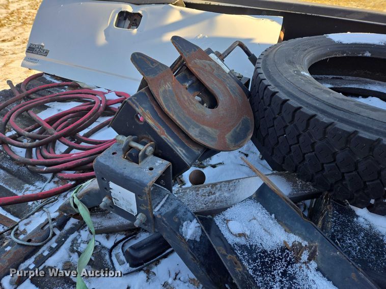 image for item ES2670 2004 Chevrolet C4500 Crew Cab pickup truck