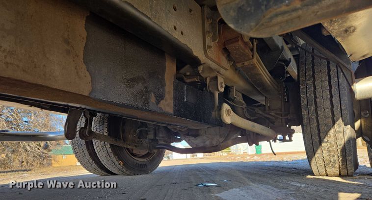 image for item ES2670 2004 Chevrolet C4500 Crew Cab pickup truck