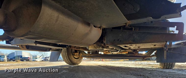 image for item ES2670 2004 Chevrolet C4500 Crew Cab pickup truck