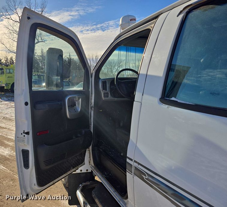 image for item ES2670 2004 Chevrolet C4500 Crew Cab pickup truck