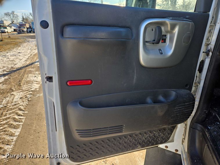 image for item ES2670 2004 Chevrolet C4500 Crew Cab pickup truck