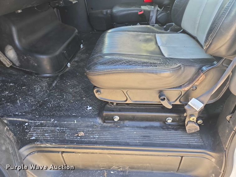 image for item ES2670 2004 Chevrolet C4500 Crew Cab pickup truck