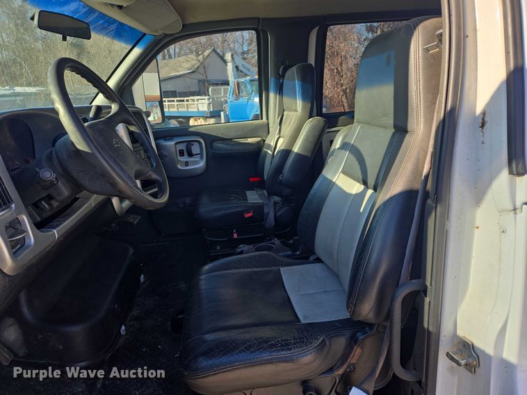 image for item ES2670 2004 Chevrolet C4500 Crew Cab pickup truck