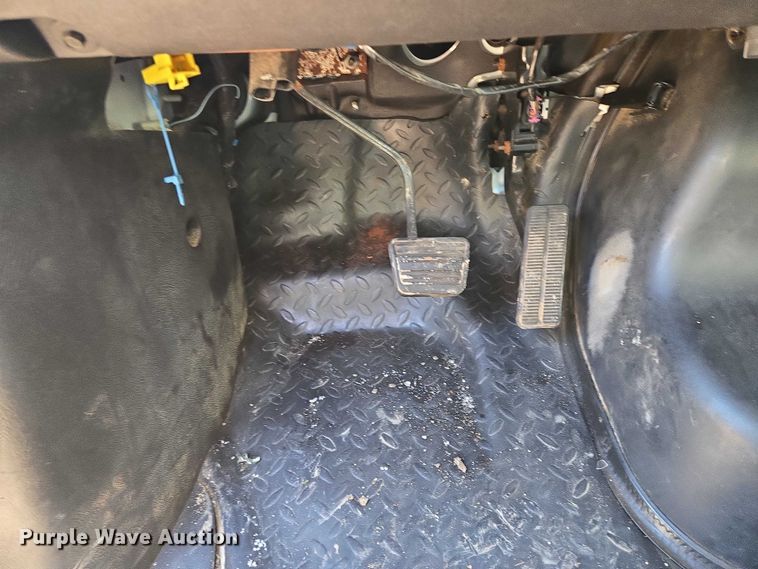 image for item ES2670 2004 Chevrolet C4500 Crew Cab pickup truck