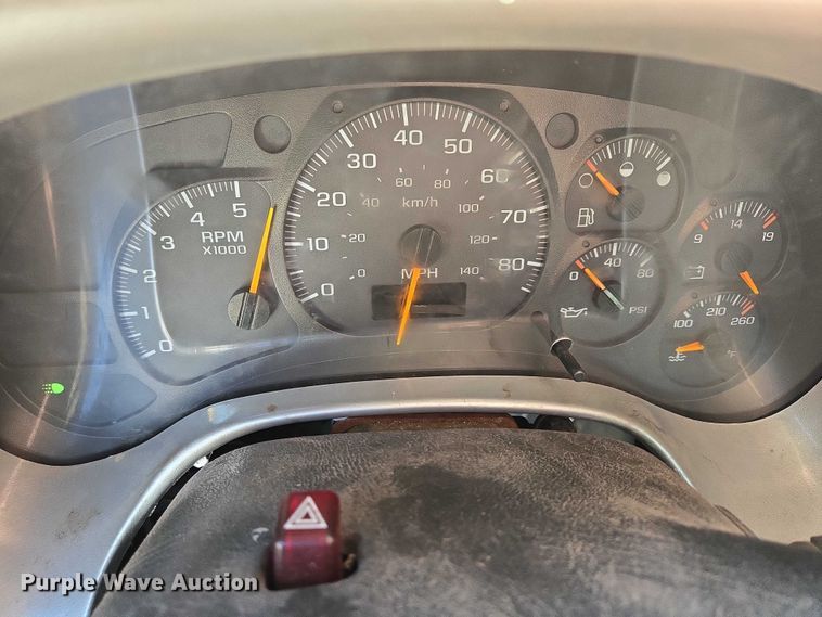 image for item ES2670 2004 Chevrolet C4500 Crew Cab pickup truck