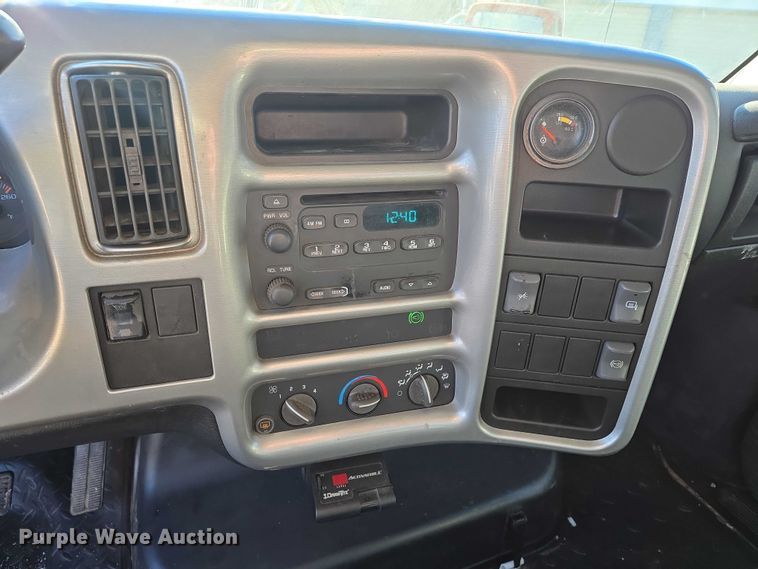 image for item ES2670 2004 Chevrolet C4500 Crew Cab pickup truck