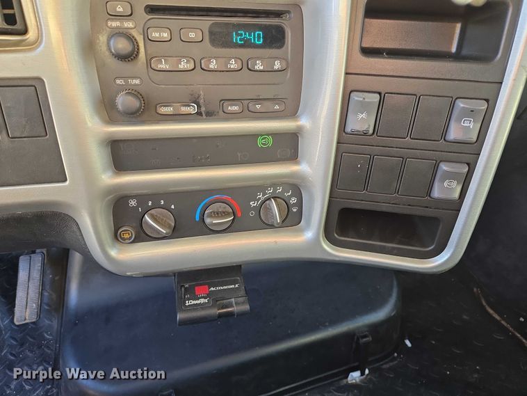 image for item ES2670 2004 Chevrolet C4500 Crew Cab pickup truck