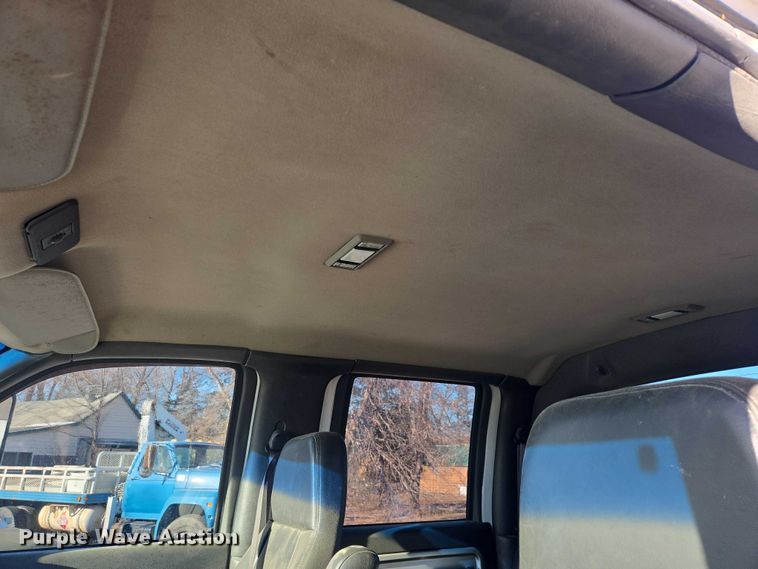 image for item ES2670 2004 Chevrolet C4500 Crew Cab pickup truck