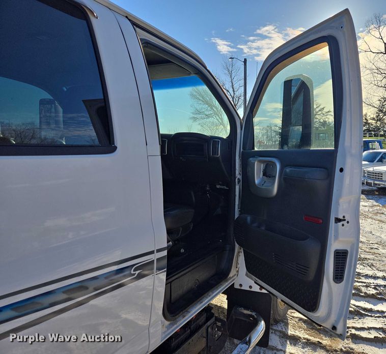 image for item ES2670 2004 Chevrolet C4500 Crew Cab pickup truck