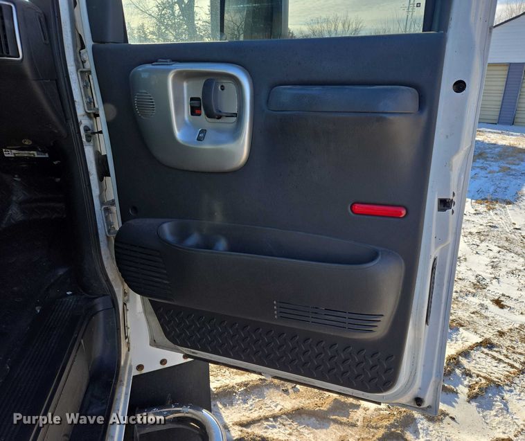 image for item ES2670 2004 Chevrolet C4500 Crew Cab pickup truck