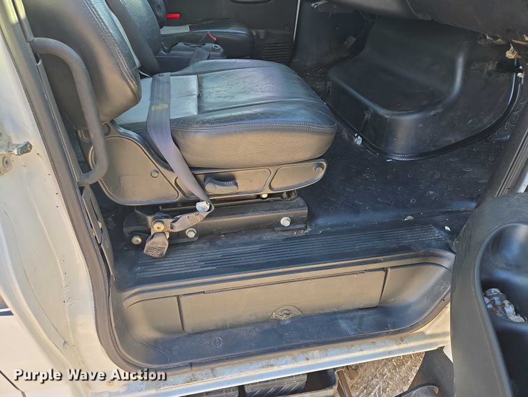 image for item ES2670 2004 Chevrolet C4500 Crew Cab pickup truck