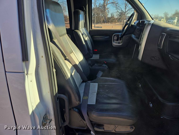 image for item ES2670 2004 Chevrolet C4500 Crew Cab pickup truck