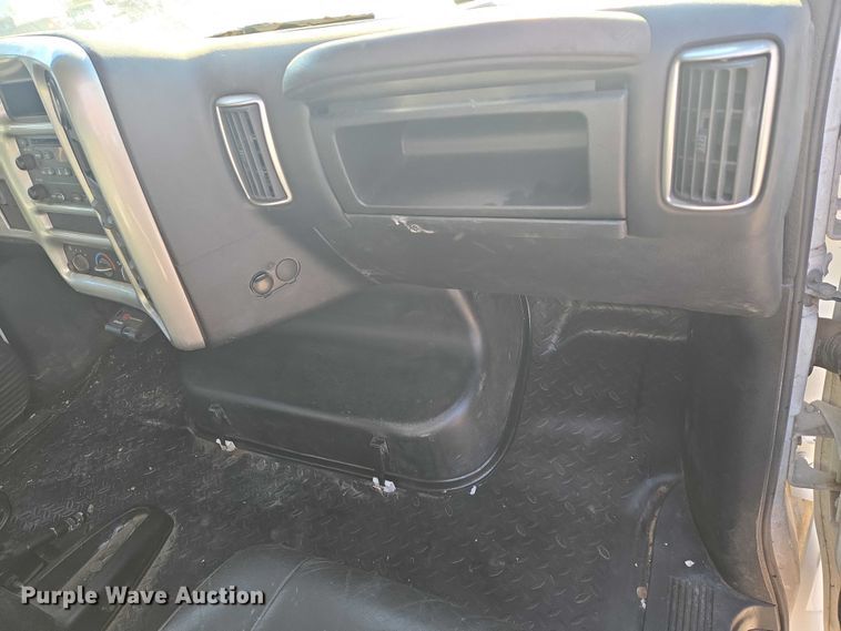 image for item ES2670 2004 Chevrolet C4500 Crew Cab pickup truck