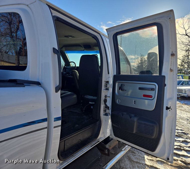 image for item ES2670 2004 Chevrolet C4500 Crew Cab pickup truck