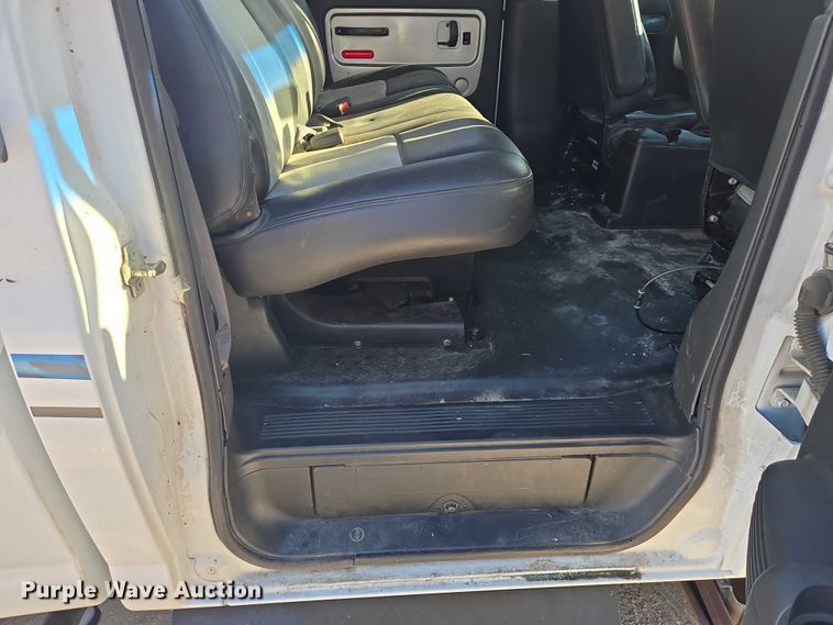 image for item ES2670 2004 Chevrolet C4500 Crew Cab pickup truck