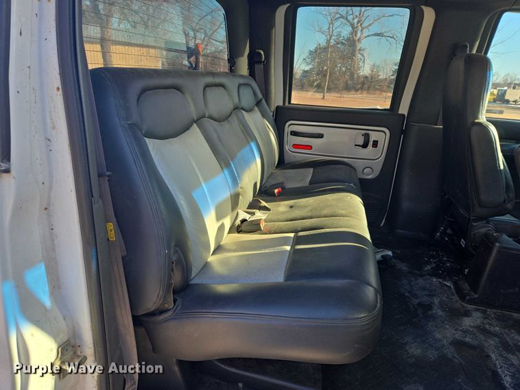 image for item ES2670 2004 Chevrolet C4500 Crew Cab pickup truck