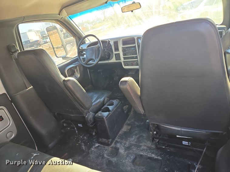 image for item ES2670 2004 Chevrolet C4500 Crew Cab pickup truck