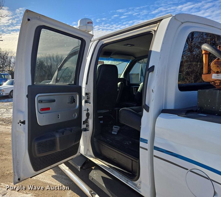 image for item ES2670 2004 Chevrolet C4500 Crew Cab pickup truck