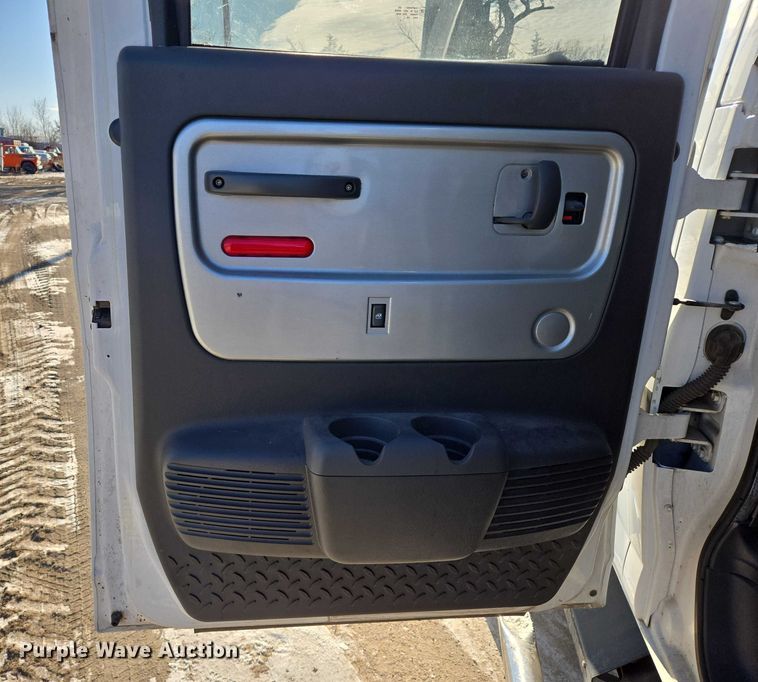 image for item ES2670 2004 Chevrolet C4500 Crew Cab pickup truck