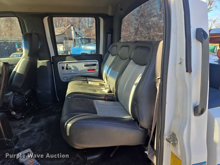 image for item ES2670 2004 Chevrolet C4500 Crew Cab pickup truck