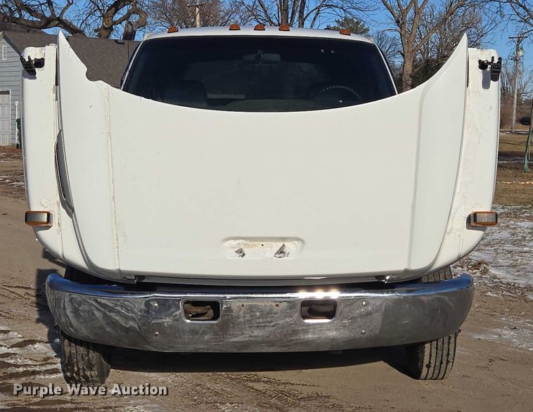 image for item ES2670 2004 Chevrolet C4500 Crew Cab pickup truck