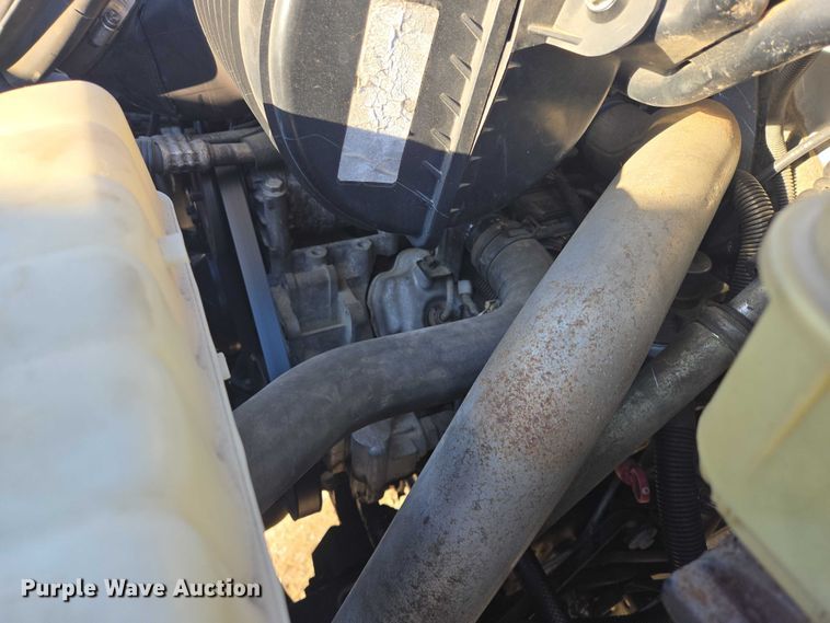 image for item ES2670 2004 Chevrolet C4500 Crew Cab pickup truck