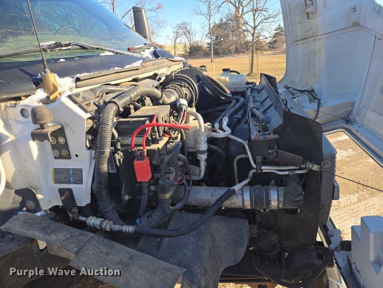 image for item ES2670 2004 Chevrolet C4500 Crew Cab pickup truck