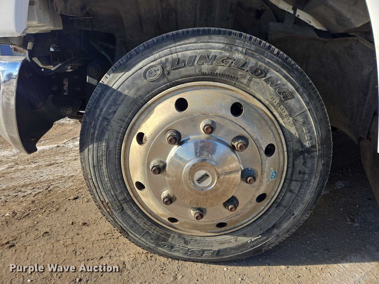 image for item ES2670 2004 Chevrolet C4500 Crew Cab pickup truck