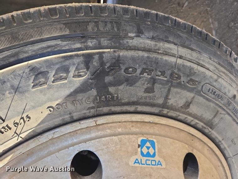 image for item ES2670 2004 Chevrolet C4500 Crew Cab pickup truck