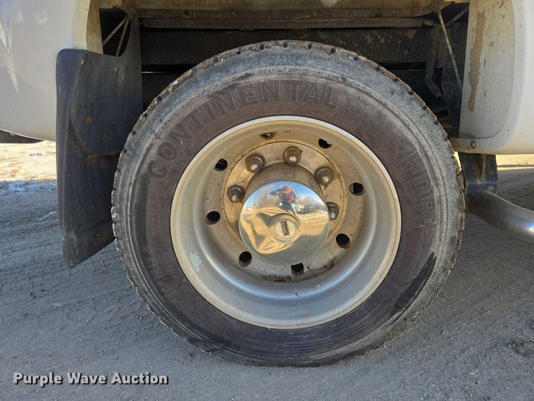 image for item ES2670 2004 Chevrolet C4500 Crew Cab pickup truck