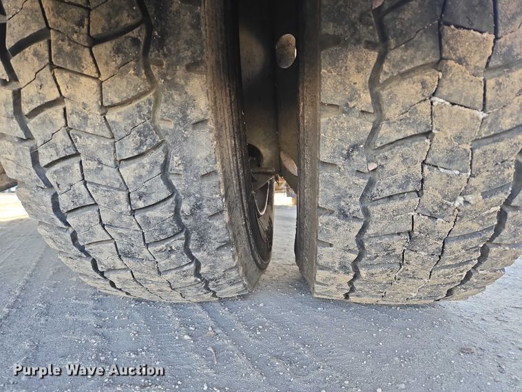 image for item ES2670 2004 Chevrolet C4500 Crew Cab pickup truck