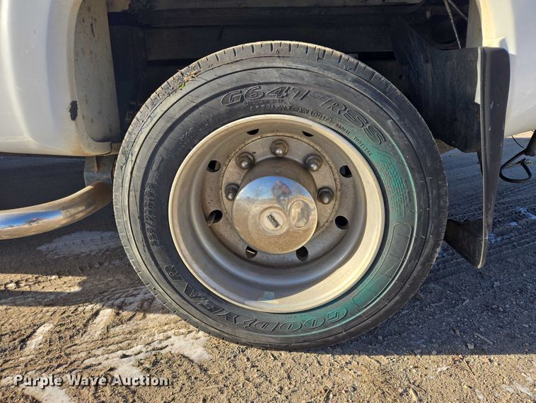 image for item ES2670 2004 Chevrolet C4500 Crew Cab pickup truck