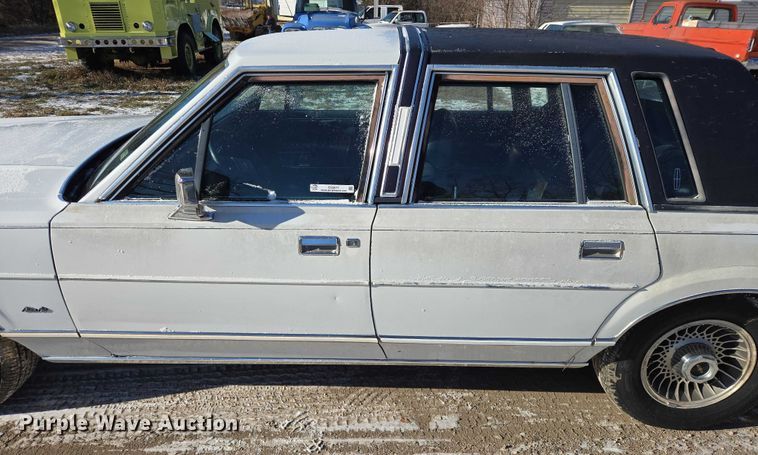 image for item ES2671 1989 Lincoln Town Car 