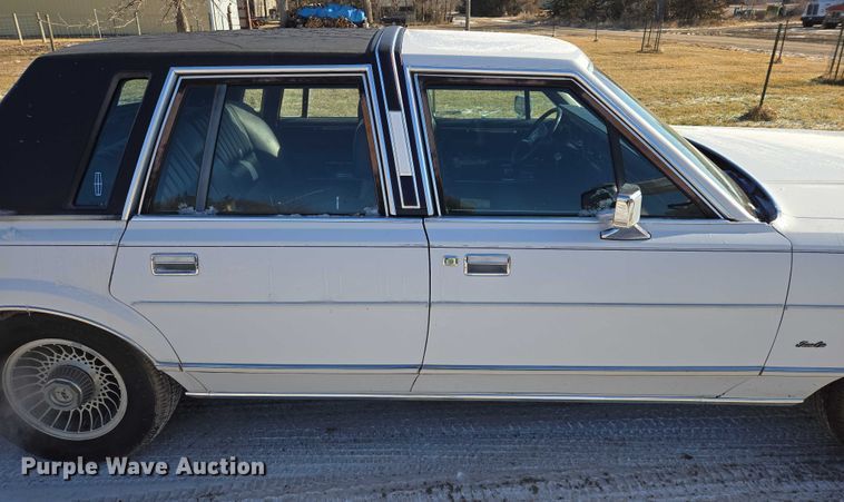 image for item ES2671 1989 Lincoln Town Car 