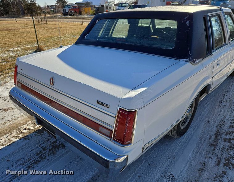 image for item ES2671 1989 Lincoln Town Car 