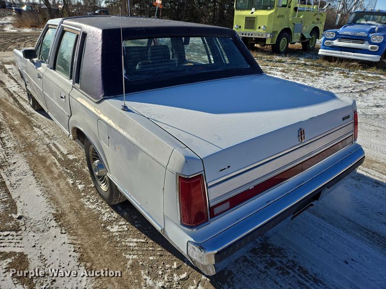 image for item ES2671 1989 Lincoln Town Car 