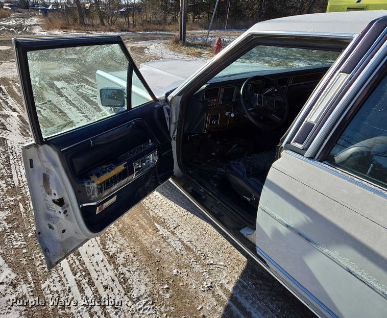 image for item ES2671 1989 Lincoln Town Car 