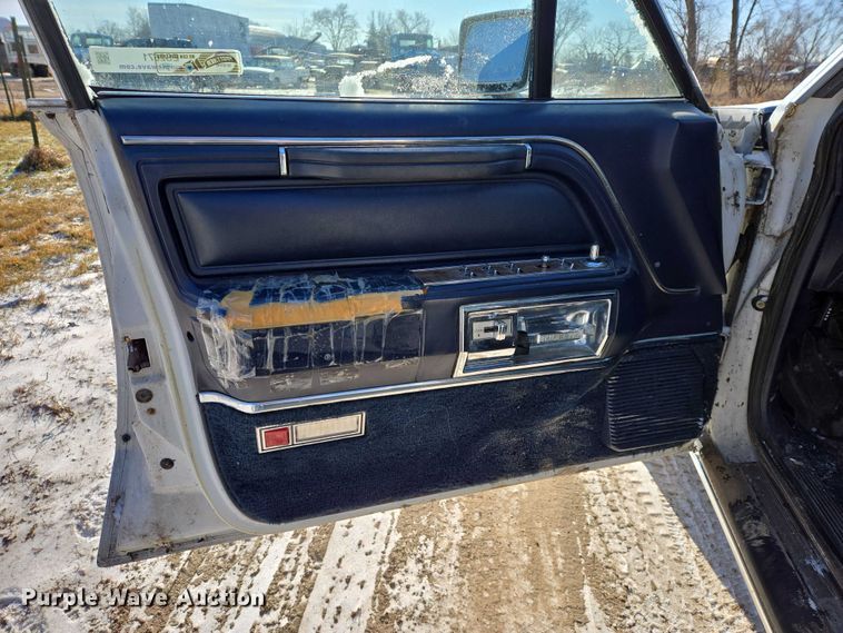 image for item ES2671 1989 Lincoln Town Car 